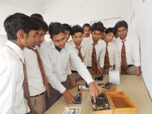 C College Phy Lab (5) (Small)